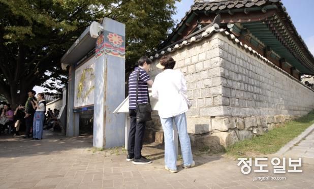 시각장애인 김OO씨(왼쪽)가 문화관광해설사와 함께 수원화성을 관광하고 있다.
