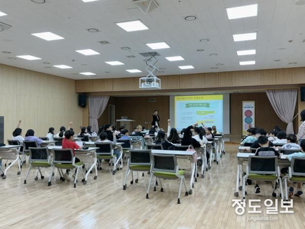 신곡초등학교 학생들을 대상으로 정보활용교육을 하고 있다.