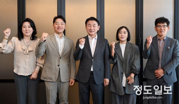 김동근 시장이 10월 4일 민락2지구상가번영회 회장단과 오찬 간담회를 갖고 함께 기념사진을 찍고 있다.