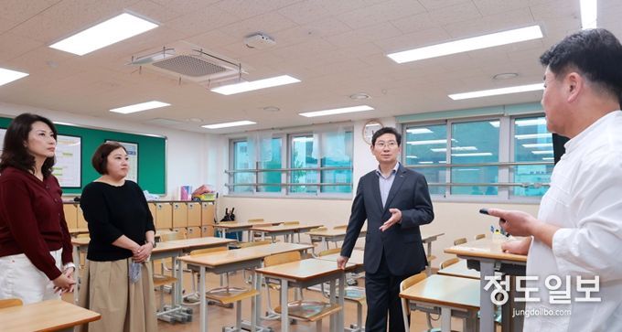 이상일 용인특례시장이 8일 초당중학교 교실에서 학교의 현안사안에 대해 이야기를 나누고 있다.