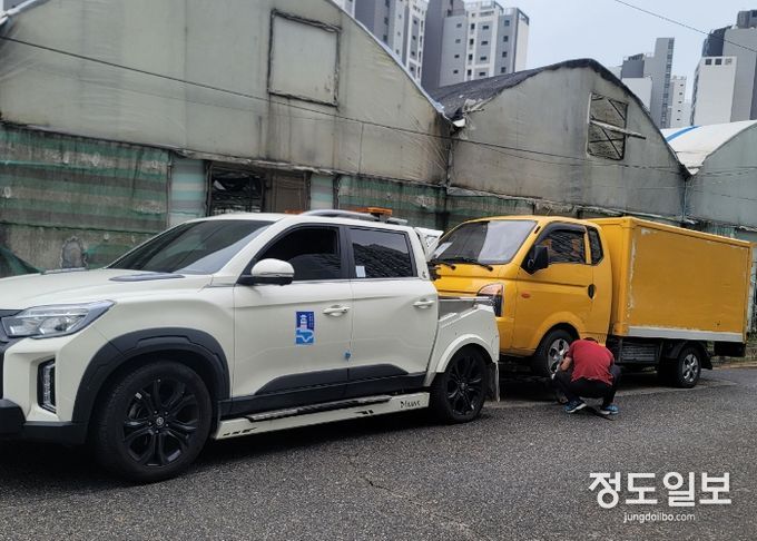 무단방치 자동차를 견인하는 모습.