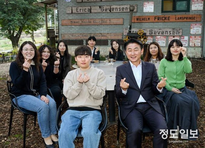김동근 시장이 10월 11일 ‘카페 무지개’를 열고 직원들과 함께 기념사진을 찍고 있다.