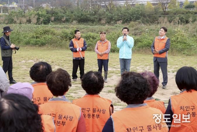 이상일 용인특례시장은 13일 '물사랑운동본부' 관계자들과 함께 포곡읍 전대리 인근 경안천에서 환경정화 활동을 하고 봉사자들을 격려했다