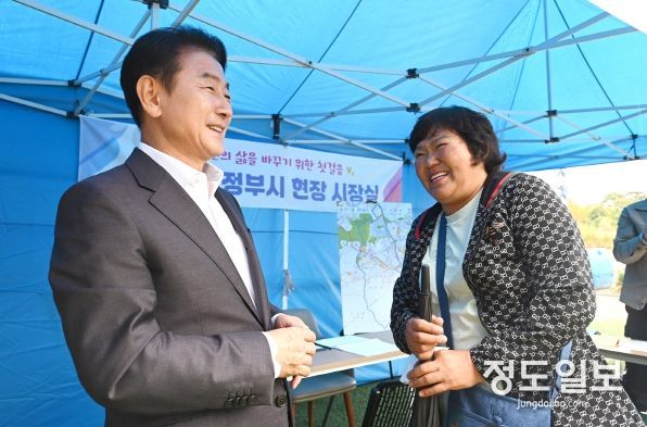 김동근 시장이 10월 18일 송산1동 주민센터에서 ‘현장시장실’을 열고 주민들과 소통하고 있다.