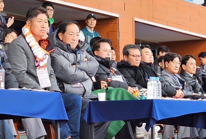 육동한 춘천시장, 강원FC 시즌 마지막 경기 참석해 선수 격려