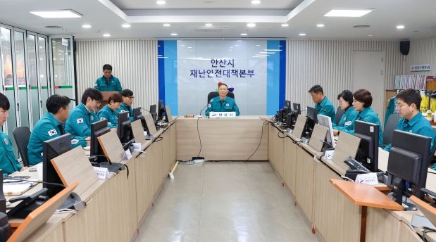 안산시의회가 제294회 제2차 정례회를 진행하고 있는 가운데 폭설에 따른 안산시 집행부 대응을 지원하는 차원에서 의사일정을 하루 순연했다. 사진은 기획행정위원회가 28일 시 재난안전상황실을 방문한 모습.