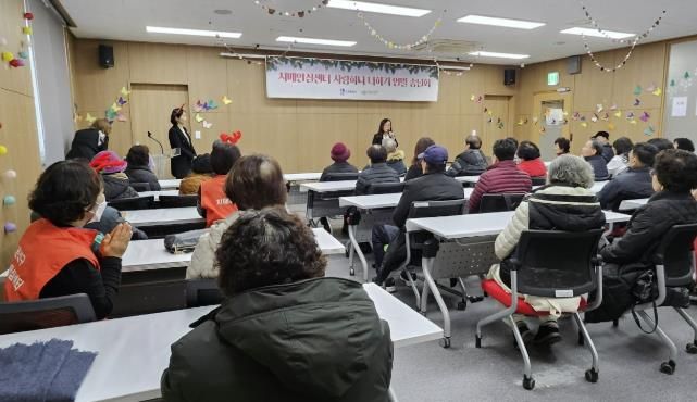 권선구보건소에서 치매 환자·가족들과 송년 행사를 진행하고 있다.