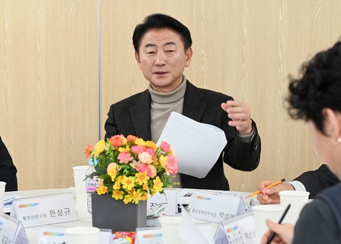 김동근 시장이 12월 18일 흥선권역 현장 티타임을 통해 주민들과 소통하고 있다.