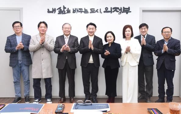 김동근 시장이 12월 24일 캠프 레드클라우드(crc) 국가 디자인 클러스터 조성 최종 자문위원회에서 참석자들과 기념사진을 찍고 있다.