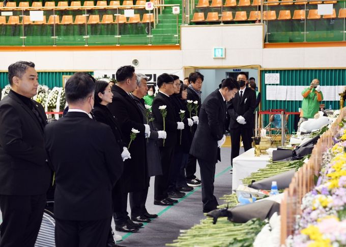 헌화 중인 화성특례시의회 배정수 의장