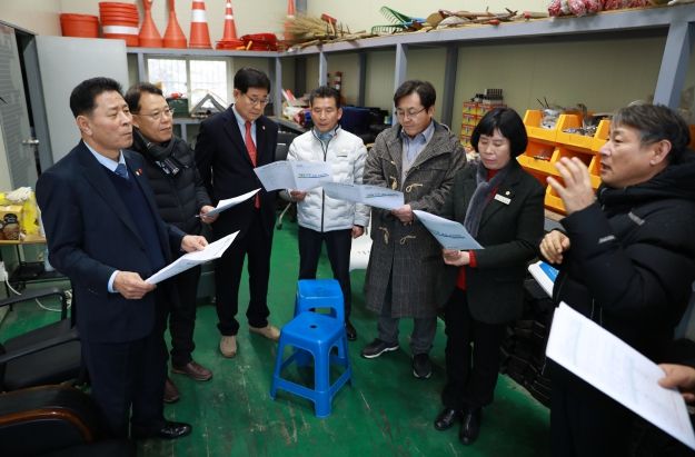 장성군의회 “겨울철 제설작업 현장 근무자 격려”