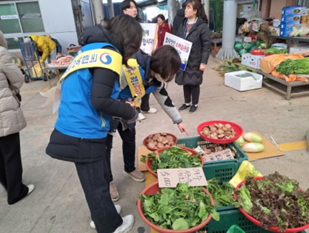 설 명절을 앞두고 농축산물의 유통 질서 확립을 위해 오는 24일까지 3주간 원산지표시 집중 단속에 나섰다.