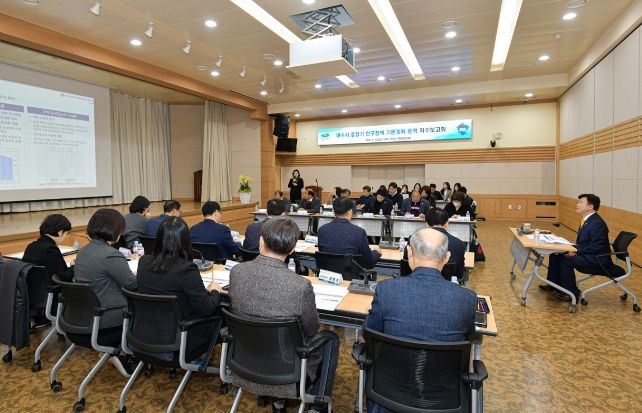17일 오전 시청 회의실에서 정기명 시장과 인구정책위원, 관계 공무원 등 30여 명이 참석한 가운데 인구구조 변화에 대응하기 위한 중장기 인구정책 기본계획 용역 착수보고회를 개최했다.