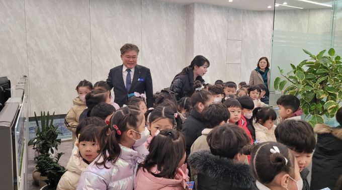 새단장 군수실, 첫 단체 방문 영광의 미래 어린이들