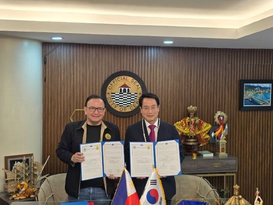 필리핀 세부 2026여수세계섬박람회 참가 협약식 (왼쪽부터 레이몬드 알빈 가르시아 세부시장, 최정기 여수부시장)