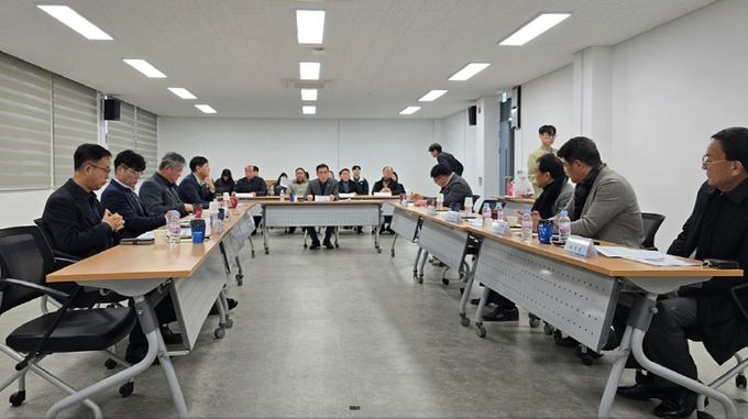 여수시(시장 정기명)는 지난 20일 수산물 안전센터 조성을 위한 기본 및 실시설계 착수보고회를 개최해 수산물 안전센터 설계 방향과 추진 일정 등을 공유했다.