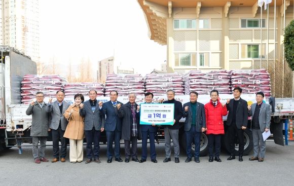 와이씨텍(YC TEC) 박수관 회장, 여수시에 1억 원 상당 설맞이 백미 기증