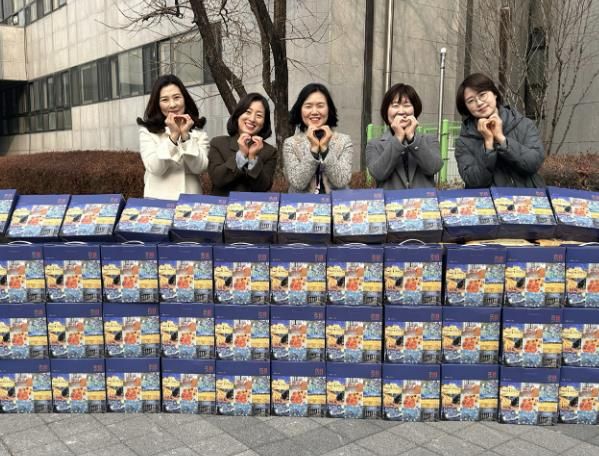 수원시 관계자들이 해피박스 앞에서 함께하고 있다.