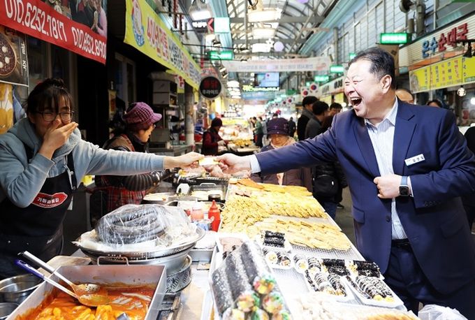 금촌전통시장을 방문한 김경일 파주시장