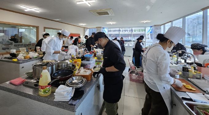 여수시는 지난 25일 1차 서류평가 합격자 50명과 음식품평회를 갖고 일반시민 5명, 청년층 7명, 사회적약자 3명, 인근 지역주민 3명 등 18명을 제9기 낭만포차 운영자로 선발했다.