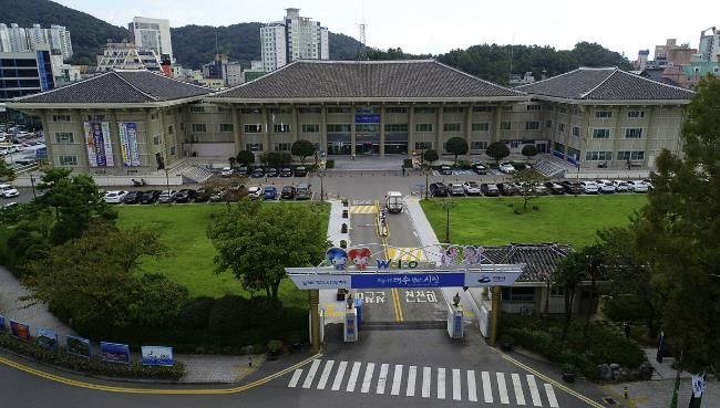 여수시(시장 정기명)가 미세먼지 저감과 온실가스 감축을 위해 친환경 자동차 구매보조금을 지원한다고 4일 밝혔다.