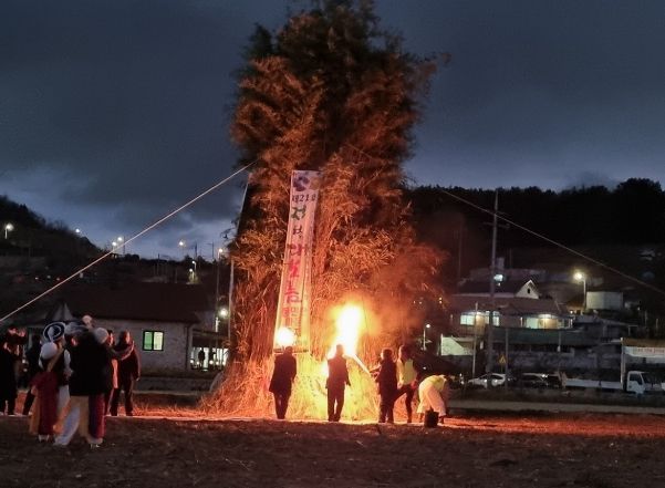 2024년 묘도동 정월대보름 전통 민속놀이 ‘달집태우기’