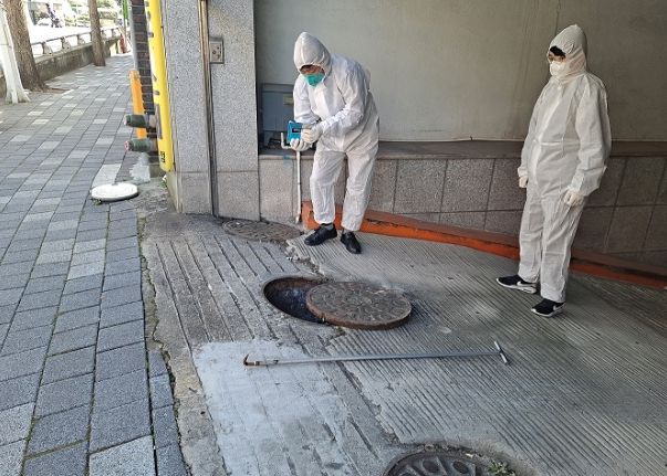 여수시 방역기동반이 모기 유충구제를 위해 정화조에 약품을 살포하고 있다.