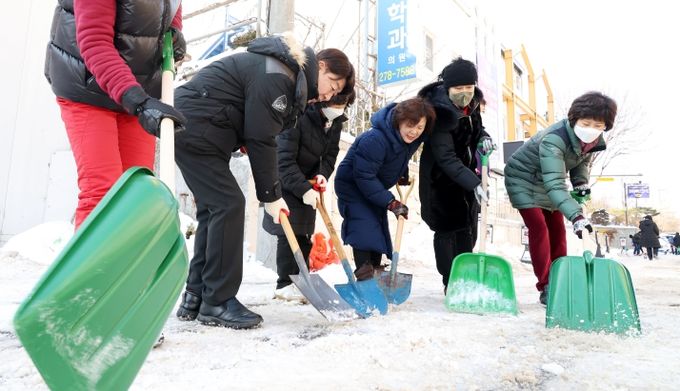 ‘폭설·한파로부터 시민의 소중한 생명 및 재산 지킨다’ 전주시, 35개 동 자생 단체와 손잡고 대대적 제설작업 추진