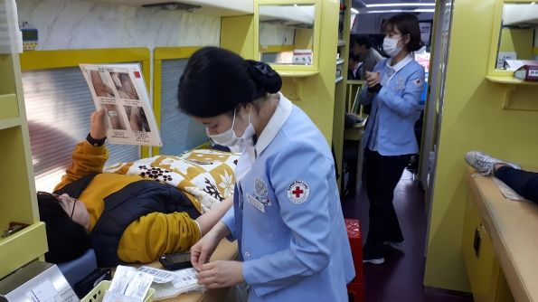 한 여수시민이 대한적십자사 광주‧전남혈액원 이동 헌혈 차량에서 헌혈하고 있다.