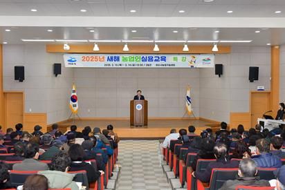 정기명 여수시장이 새해 농업인 실용교육 참여 농업인에게 격려사를 전하고 있다.