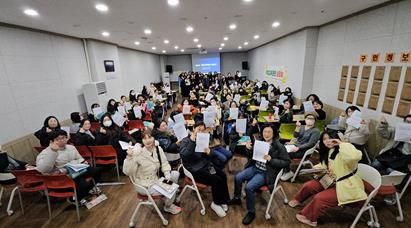 여수여성인력개발센터에서 지난 12일 열린 ‘2025년 직업교육훈련 설명회’에 여성 구직자 80여 명이 참여하며 성황리에 종료