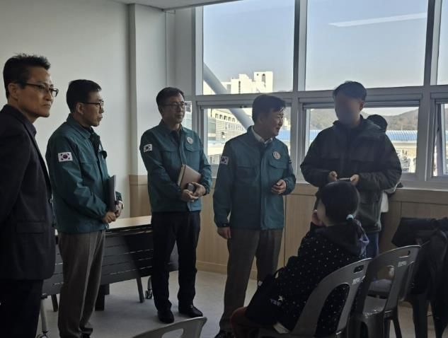 정기명 여수시장이 지난 10일 제22서경호 침몰 사고 실종자 가족을 만나 위로했다.