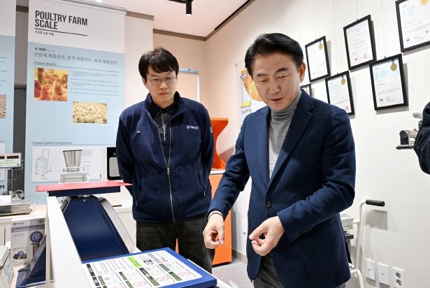 김동근 시장이 2월 21일 용현산단 내 벤처기업인 ㈜지테크인터내셔날(대표 한성우)을 방문해 제품 개발 현황을 살펴보고 있다.