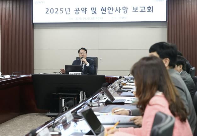 정명근 화성특례시장이 2025년 공약 및 현안사항 보고회에서 모두발언하고 있다