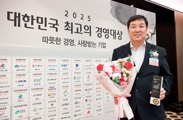박성남 부시장이 4월 3일 ‘2025 대한민국 최고(最高)의 경영대상’ 시상식에서 ‘지역경제발전경영’ 부문 대상을 수상한 기념사진을 찍고 있다.