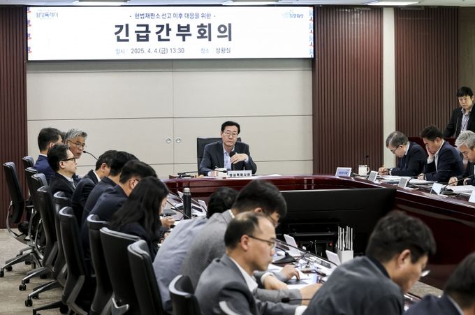 정명근 화성특례시장이 윤석렬 대통령 탄핵에 따른 긴급간부회의를 주재하며 발언하고 있다