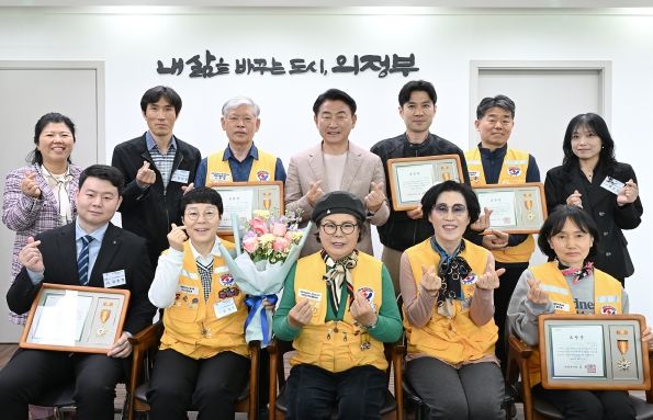 김동근 시장이 4월 11일 ‘2025 LGT 세계여자컬링선수권대회’ 자원봉사자들과 차담회를 갖고 함께 기념사진을 찍고 있다.