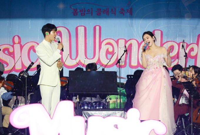 12일(토) 방배뒷벌어린이공원 일대에서 열린 ‘봄밤의 클래식 축제’에서 바이올리니스트 대니구와 뮤지컬배우 정선아가 무대를 선보이고 있다.