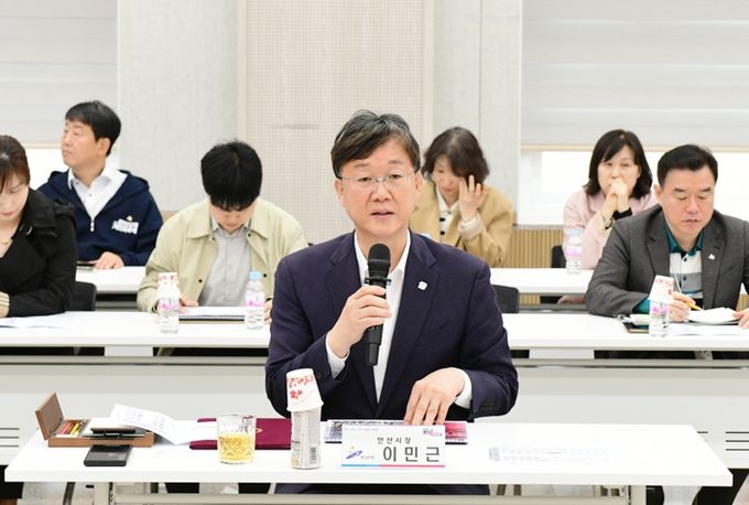 이민근 안산시장(가운데)이 안산선 지하화 및 상부 개발 추진 전략 최종 보고회에서 안전한 진행을 당부하고 있다.