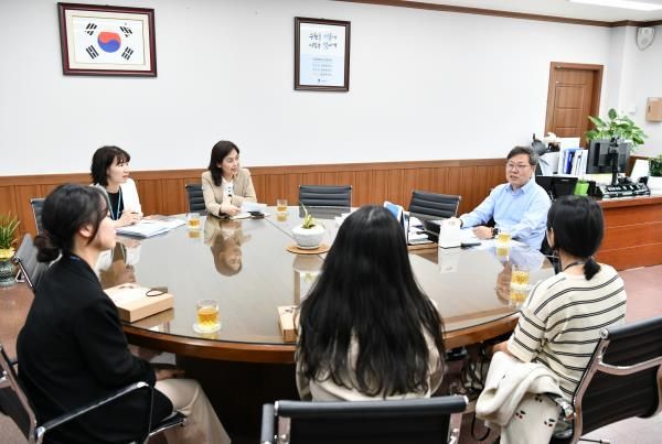 수원시 영통구, 가정의 달 맞아, 출산 앞둔 직원들 격려