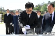 김동연, 국립5·18민주묘지 부지사·공공기관장과 첫 공동 참배