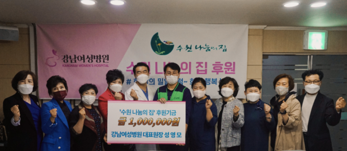 강남여성병원 성영모 병원장(왼쪽에서 5번째)과 나종인 행정원장(오른쪽에서 1번째), 허수진 총동문회장(왼쪽에서 4번째)와 '헤라건강학교' 총동문회 임원진들이 함께하고 있다.