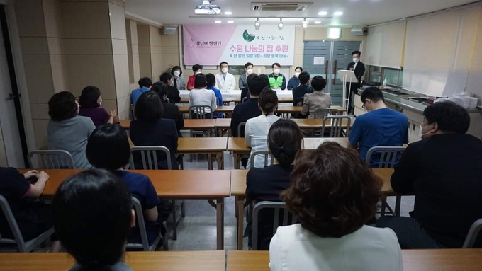 웃음, 친절, 감동의 모토로 환자분들께 건강의 기쁨을 전하기위해 최선을 다하는 강남여성병원 임직원들의 환한 표정이 아름답다