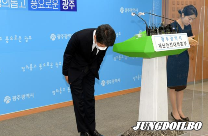정몽규 HDC현대산업개발 회장이 10일 오전 광주시청 브리핑룸에서 기자회견을 갖고 사과를 표명한 뒤 고개를 숙이고 있다. =자료사진 광주시