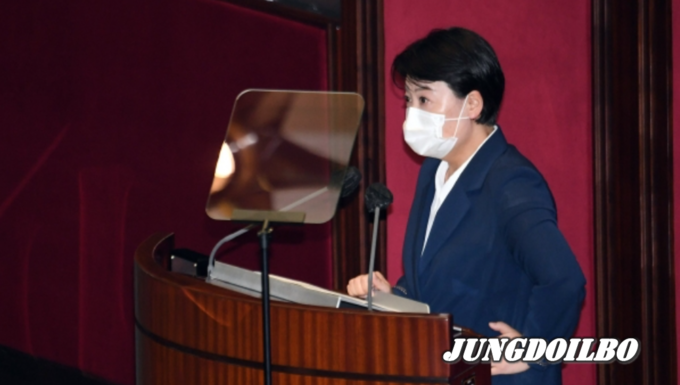 13일 국회에서 열린 제391회 국회(정기회) 제04차 본회의에서 국민의힘 윤희숙 의원이 자신에 대한 사직의 건 투표에 앞서 신상발언을 하고 있다.