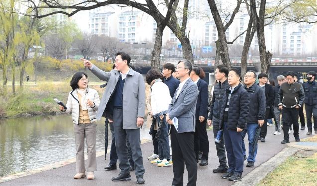 성남시 탄천 시설 둘러보고 있는 원강수 원주시장(첫줄 가운데)과 이진찬 성남부시장(첫줄 오른쪽)