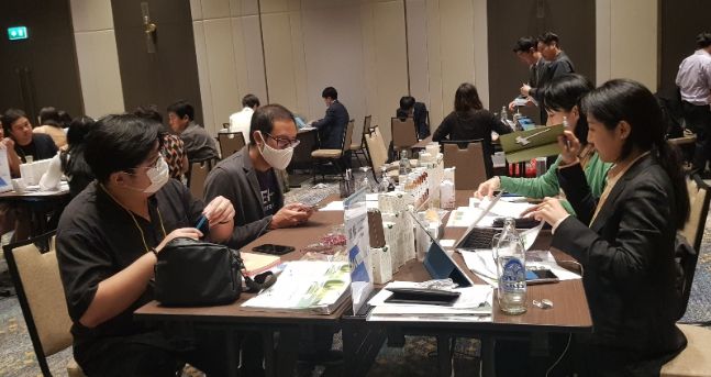 2023년 11월 14일 태국 방콕에서 성남시 동남아 시장개척단 참가 기업들이 수출상담을 하고 있다.