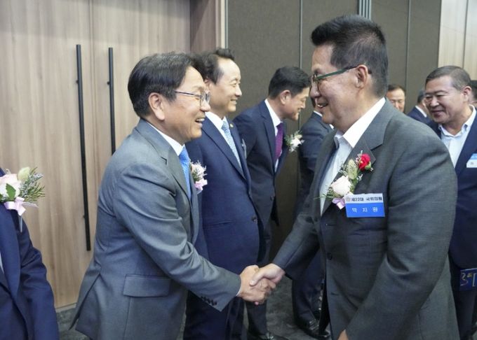 강기정 광주광역시장이 23일 오후 서구 광주상공회의소 대강당에서 열린 ‘제22대 광주·전남 국회의원 당선인 합동 축하 인사회’에 참석해 당선인들과 인사를 나누고 있다./광주광역시 제공