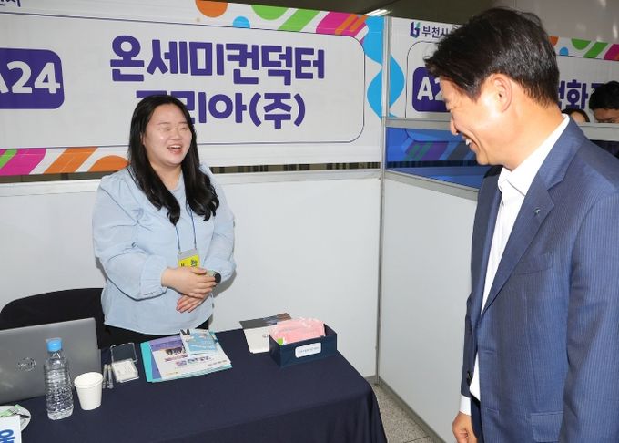 조용익 부천시장이 채용부스를 둘러보며 참여 기업체와 대화를 나누고 있다
