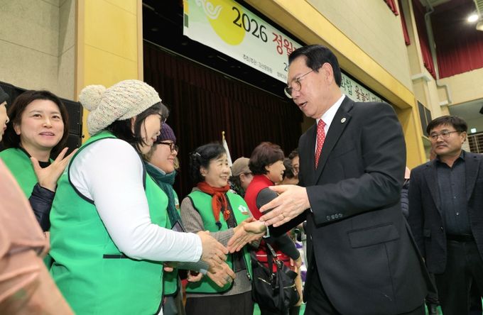 27일 괴산국민체육센터 정월대보름 군민화합 행사에서 송인헌 괴산군수가 군민들과 인사를 나누고 있다.